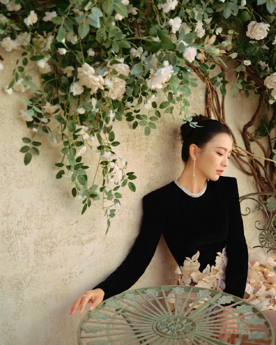 金鸡奖造型自带高级感！黑色上衣大气利落，落叶短裙尽显秋意，丸子头清爽吸睛，冷艳中