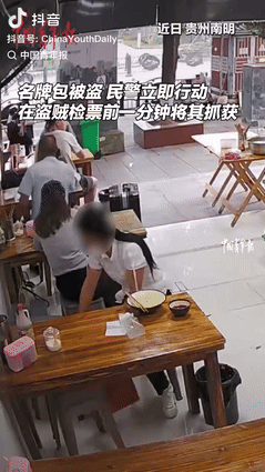 2025年8月贵州南明，一女子在饭店就餐时，发现身后女子背了个名牌包，她趁其不备