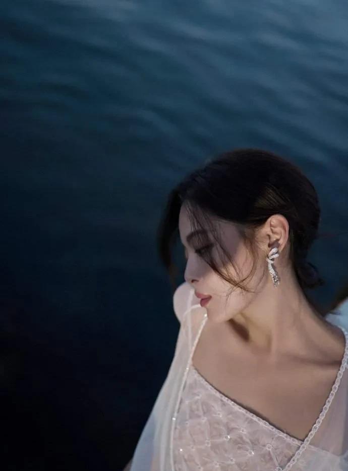 又美又飒又会穿搭，辛芷蕾这种宝藏女孩，除了没有婚姻和孩子。爱情和事业也算双开挂，