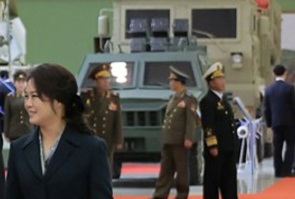 与送上俄乌前线的皮卡版火鸟-X相比，朝鲜人民军自用版使用了4x4的轻装甲车底盘。