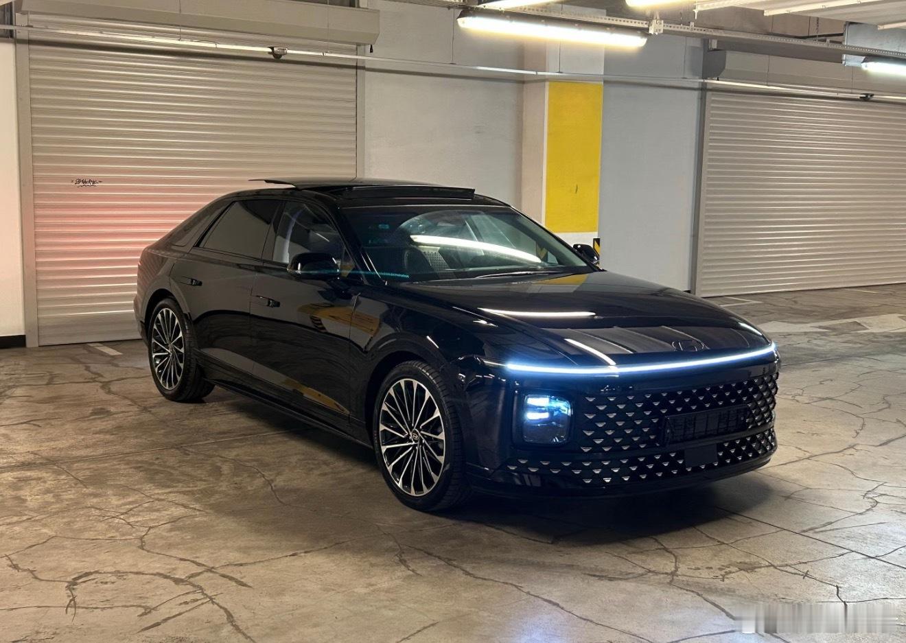 现代雅尊要是引进国内，大家会考虑买嘛？外观设定的还不错，内饰觉得有点丑