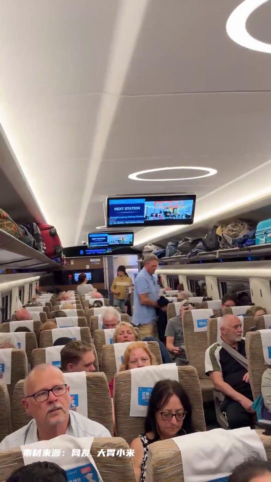 高铁车厢全是外国人：不是出国，是中国真的火了！最近刷到好几条高铁视频，一打开