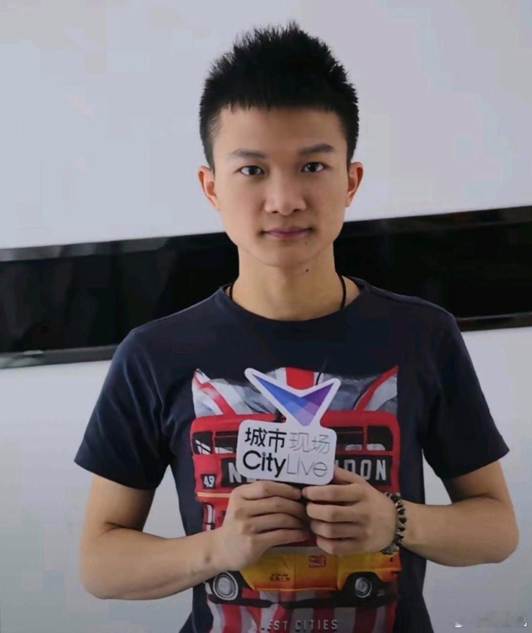 周深刚出道时还挺帅的