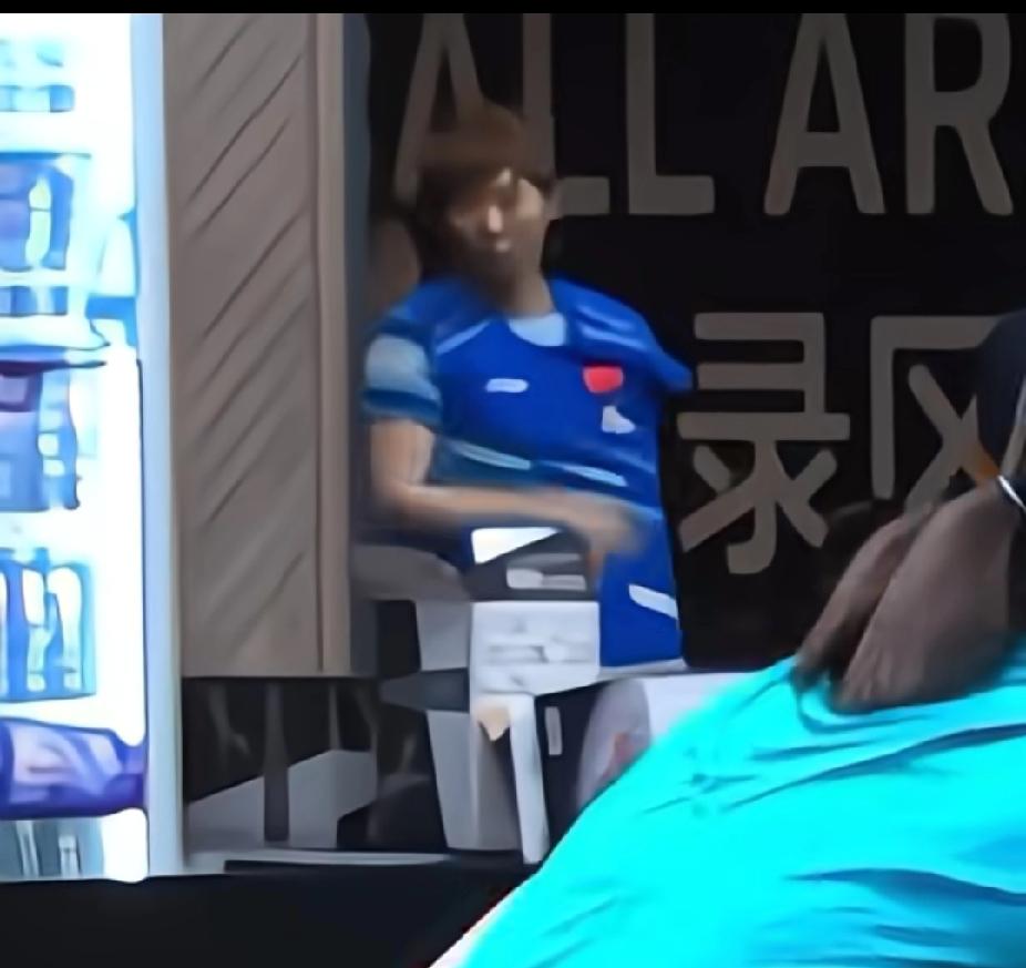 国乒换衣“绝活”看呆众人！王曼昱蒯曼场边操作太熟练在北京大满贯赛场边，捕捉