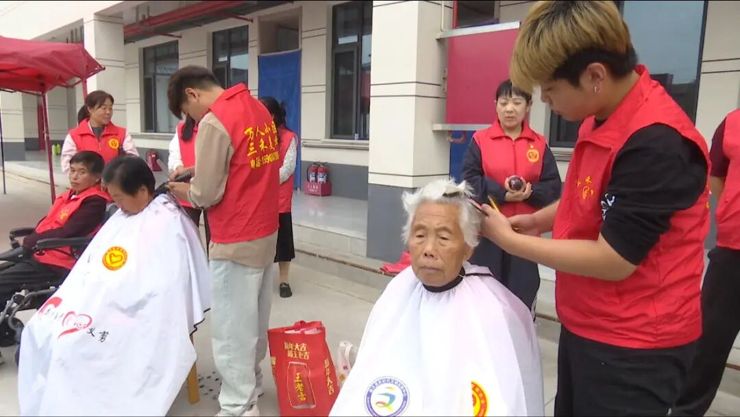 共青团曲沃县委、县志愿者联合会、实验小学联合开展敬老志愿服务活动