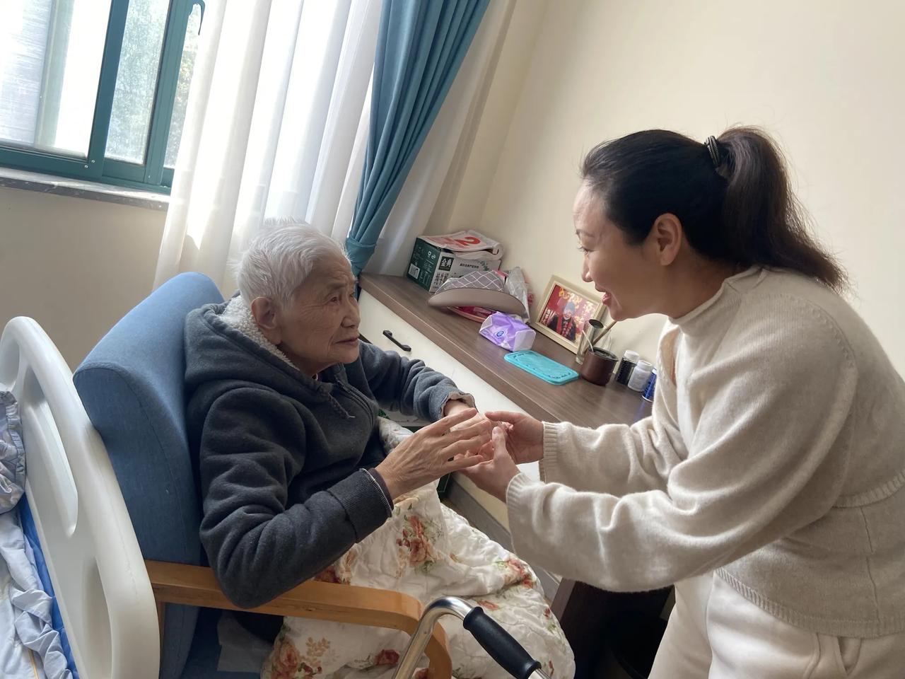 老妈月退休金7000，姐妹三人，到底该不该送养老院？家里老母亲每个月退休金有7