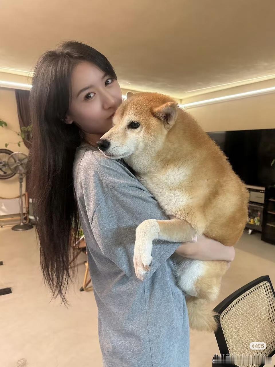 袁冰妍最近和狗狗的一些合照，狗狗和美女都好可爱啊！狗狗看起来很喜欢美女的样子！