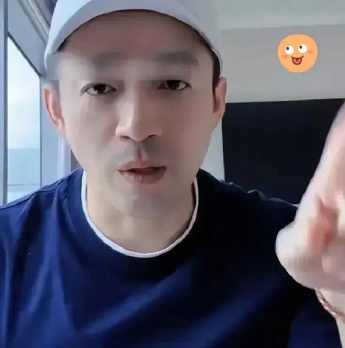 汪小菲直播里翻脸，说别拿孩子当流量。张兰前一秒还在晒他抱娃的九宫格，下一秒就