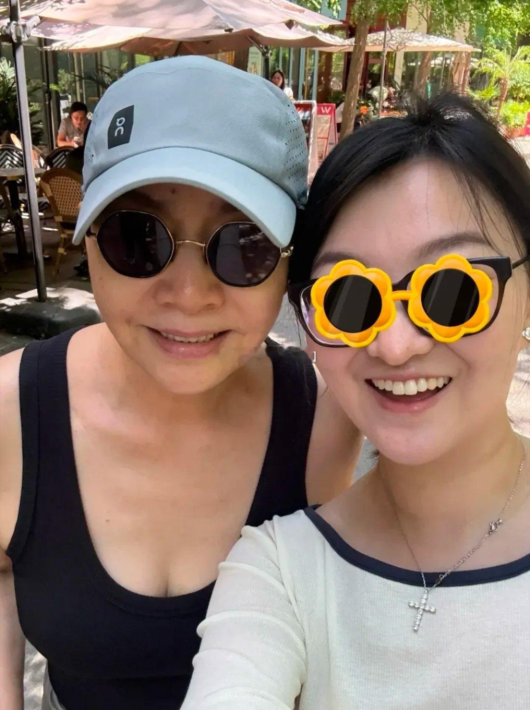 宋丹丹早前就直言自己爱美，如今看她的穿搭，真的深有体会😆网友在北京咖啡馆偶遇她