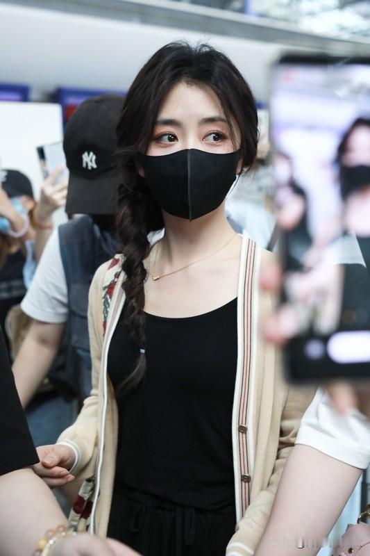 谭松韵目前还是单身呢。这姑娘从小就痴迷表演，复读两年才考上北电，家庭条件也不宽裕