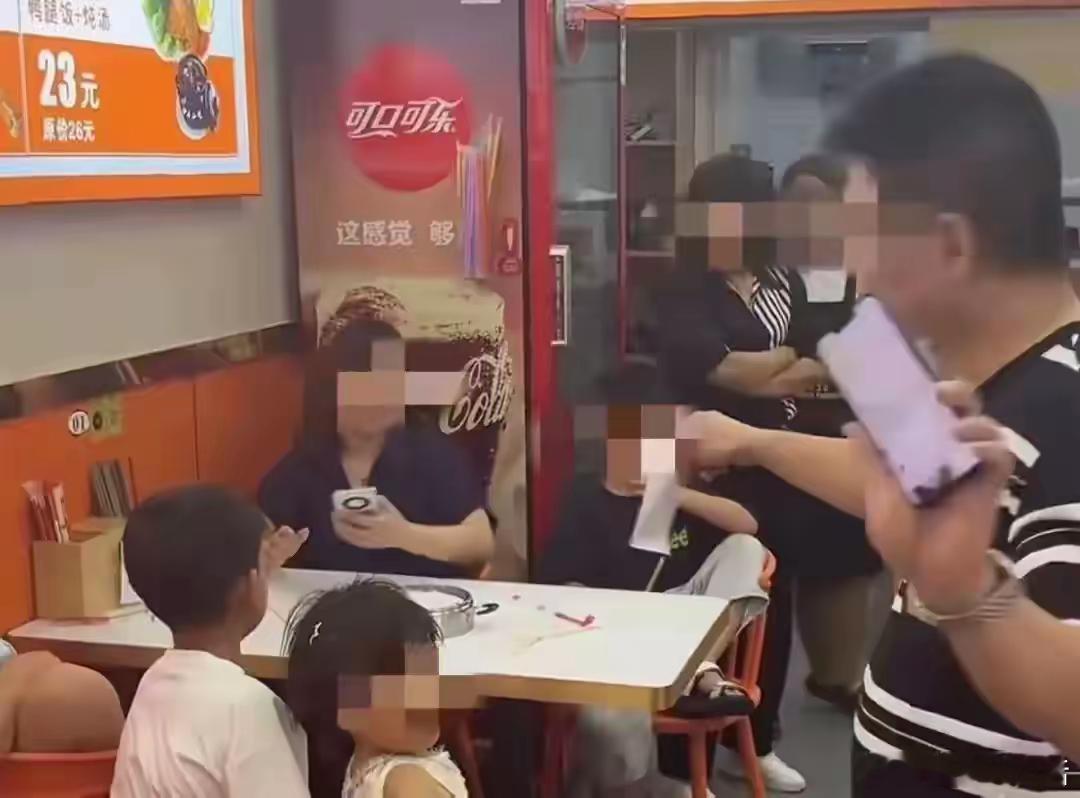 3女子带4孩多次续面为何倒打一耙这事儿7个人下馆子，就点俩凉菜+1碗面，合计61