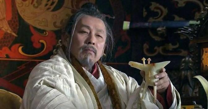 刘邦去世后，吕后想要封自己的族人为王。她询问丞相王陵的意见，结果王陵直接开怼：“