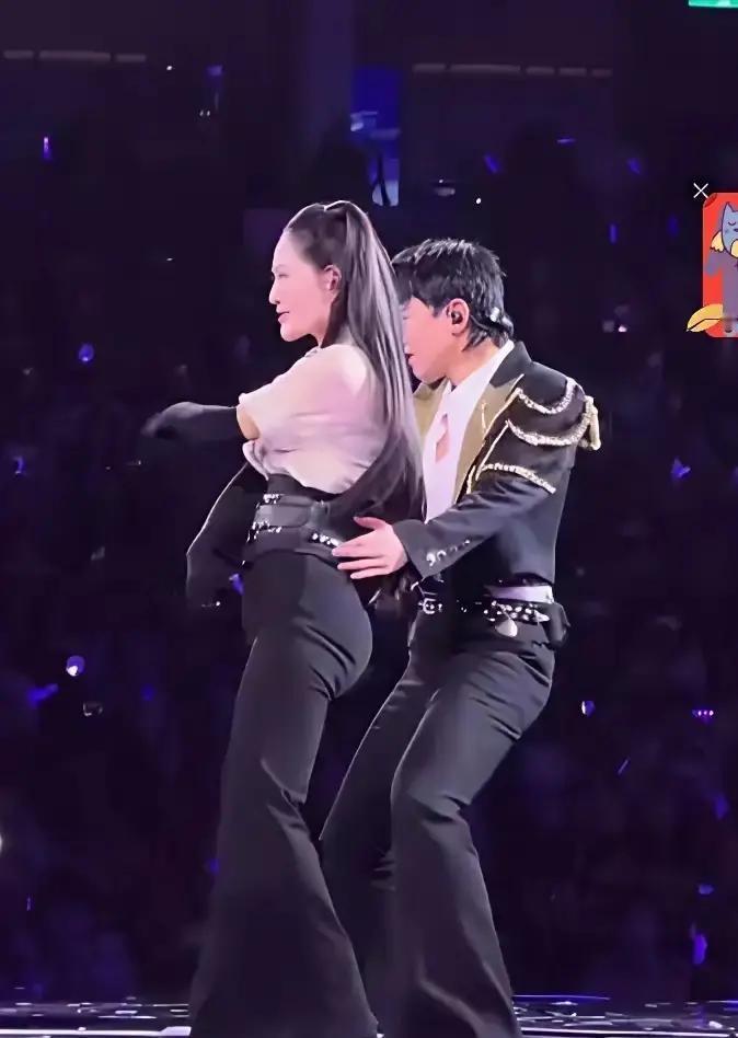 张杰成都场，谢娜跳上热搜9月16日，张杰未·LIVE成都站，谢娜穿Dsqu