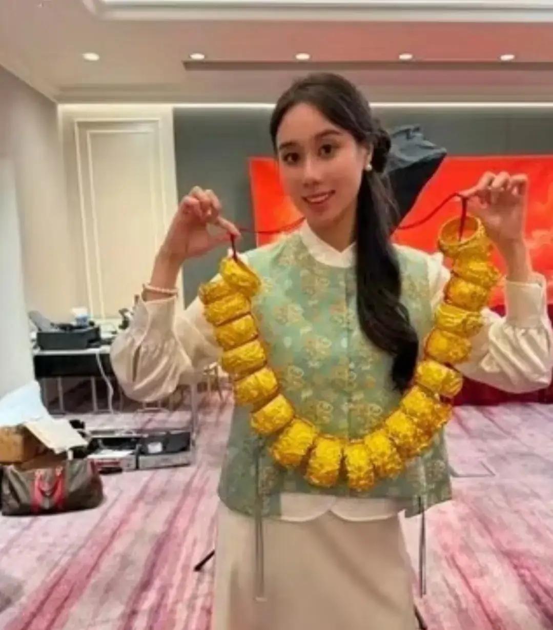 奚梦瑶在婚礼上佩戴的黄金饰品，应该不是多之前，何超欣点赞告诉大家，镯子是空心的，