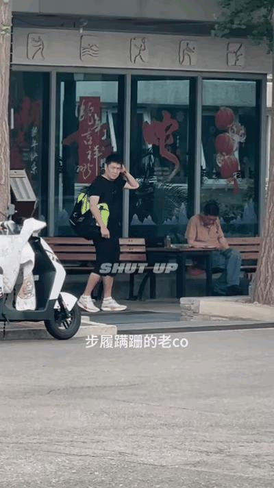 6月27日一大早，王楚钦就开着那辆醒目的红色大G去训练了。瞧见有人，顺手就大大方