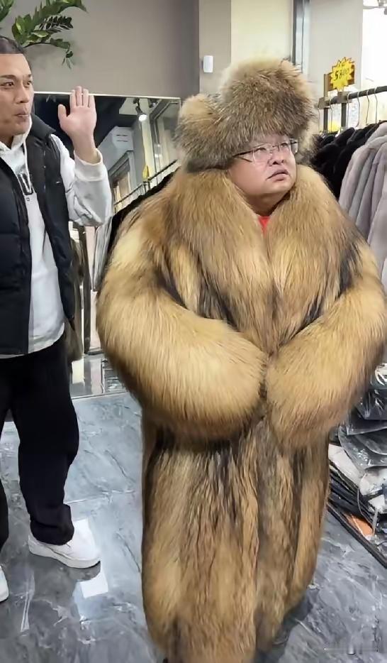 在黑河逛俄罗斯商品店时，老板力荐我买那件皮毛大衣，还说我穿上超帅。我美滋滋地拍了