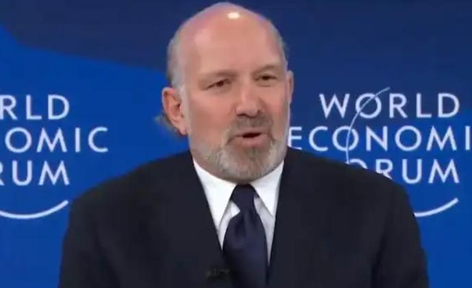 达沃斯顶级闭门晚宴上，菜还没有端上桌，主持人就不得不宣布提前结束。原因是美国商务