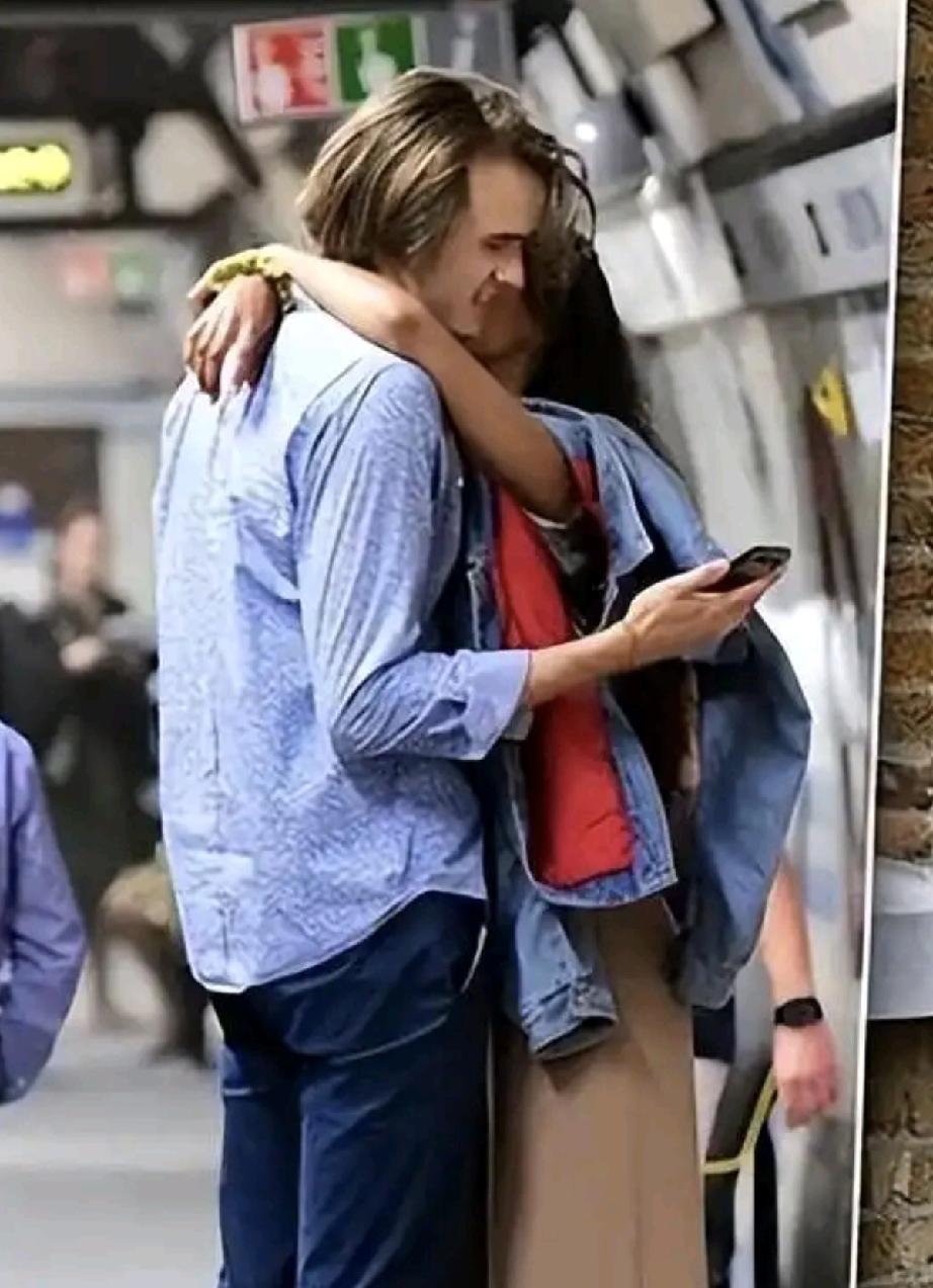 奥巴马二女儿的男友和奥巴马一样都是黑白混血儿。这个小伙不但长的帅，还是个官二代