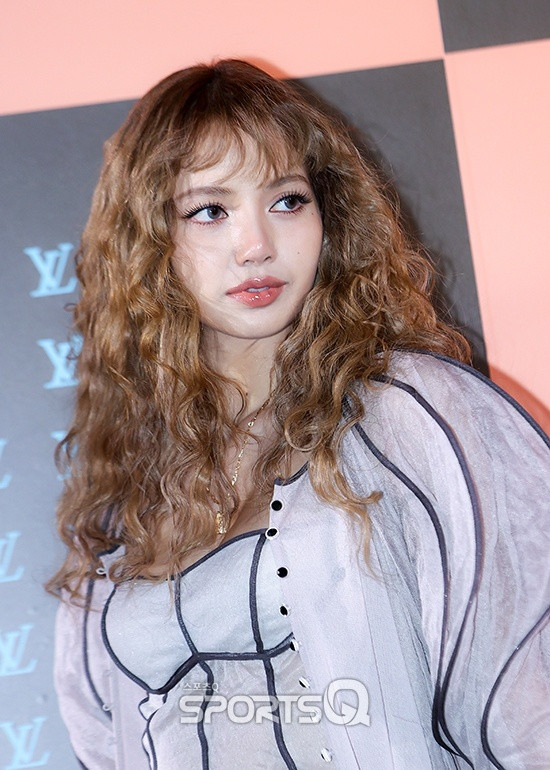 Lisa羊毛卷造型亮相LV活动如同油画中的人物走进了现实世界✨这个小Lisa你到