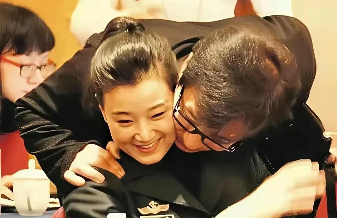 成龙色胆包天敢吃宋祖英的豆腐真是不想在内地混了？宋祖英可是娱乐圈里的一股清