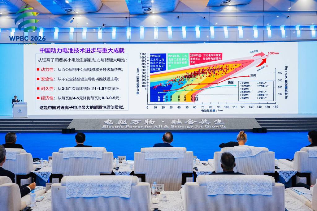 欧阳明高: 未来十年磷酸铁锂仍将主导, 但高比能量电池同等重要