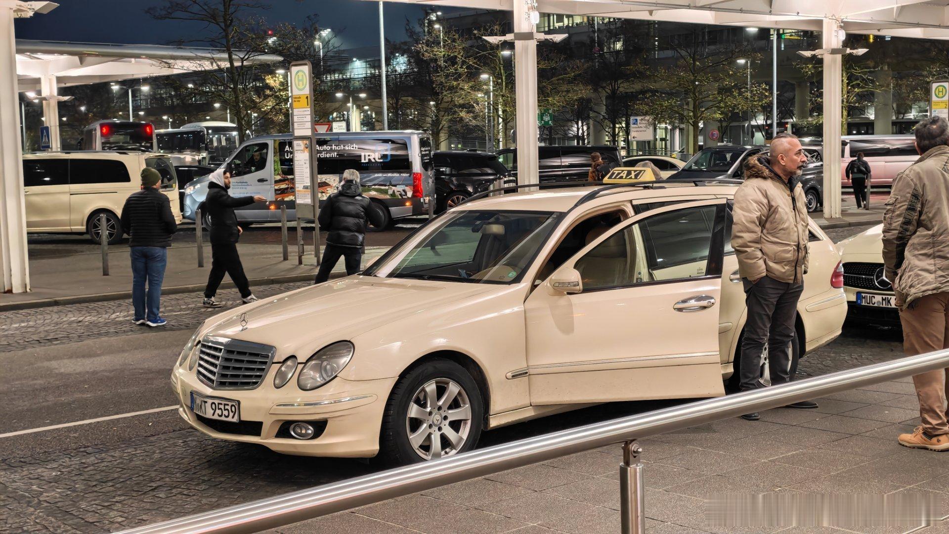 一下飞机看到的第一辆车是个W211旅行出租车，感觉一下回到了十年前。