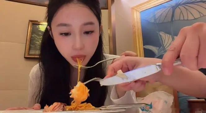 潘玮柏和妻子宣云带着女儿到迪士尼度假，他不管是对女儿还是对小13岁的老婆说话都是