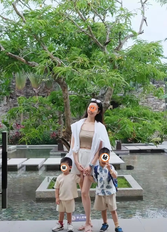 不得不说，释永信本事不小，审美也在线，找的老婆年轻貌美，气质出众倆儿子随爹随