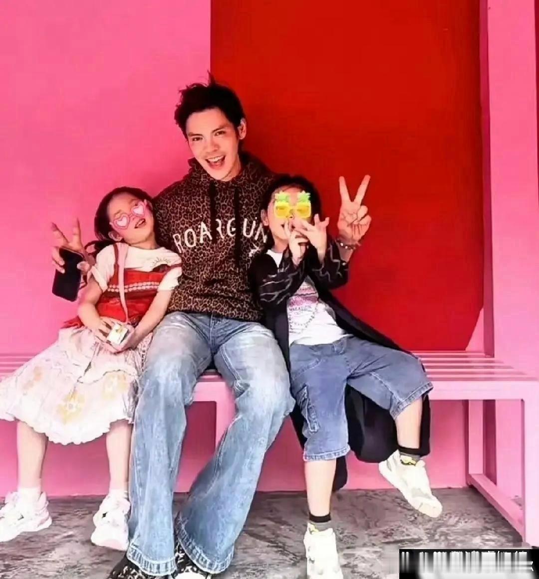 向佐发了张一家四口的合照，老婆和俩娃都出镜了，两个孩子个子长得好快，小儿子留的长发竟然还挺好看的。​