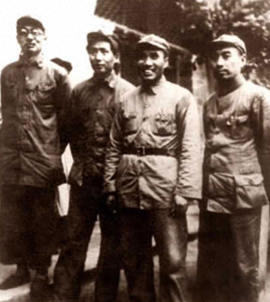 1937年红34师唯一幸存团长到延安，毛主席“责怪”：怎么不来看我“哨兵同志