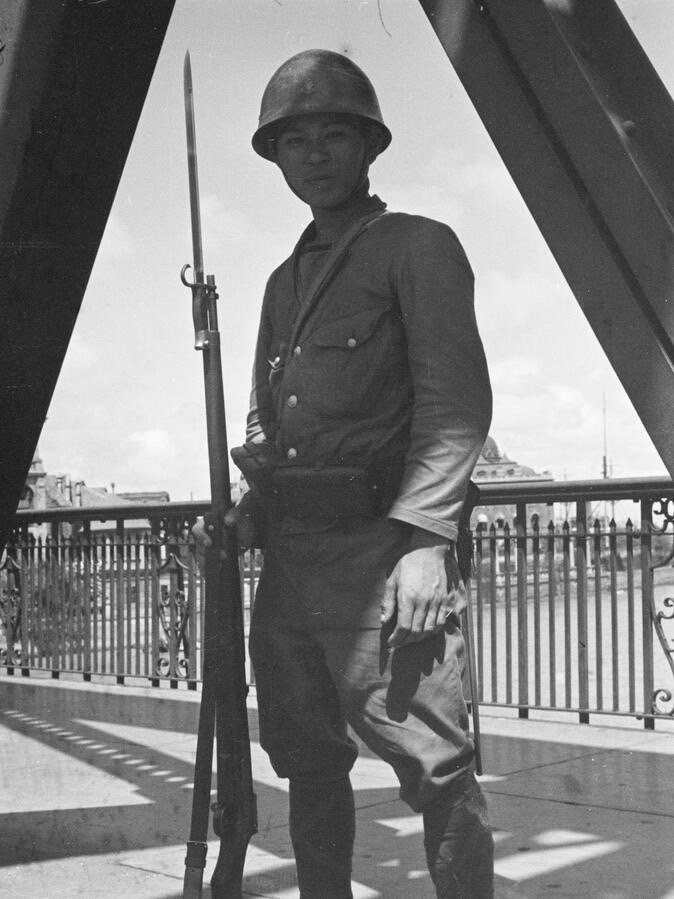 上海孤岛：1937年，日本士兵把守外白渡桥1937年8月13日，日军进犯上海，八