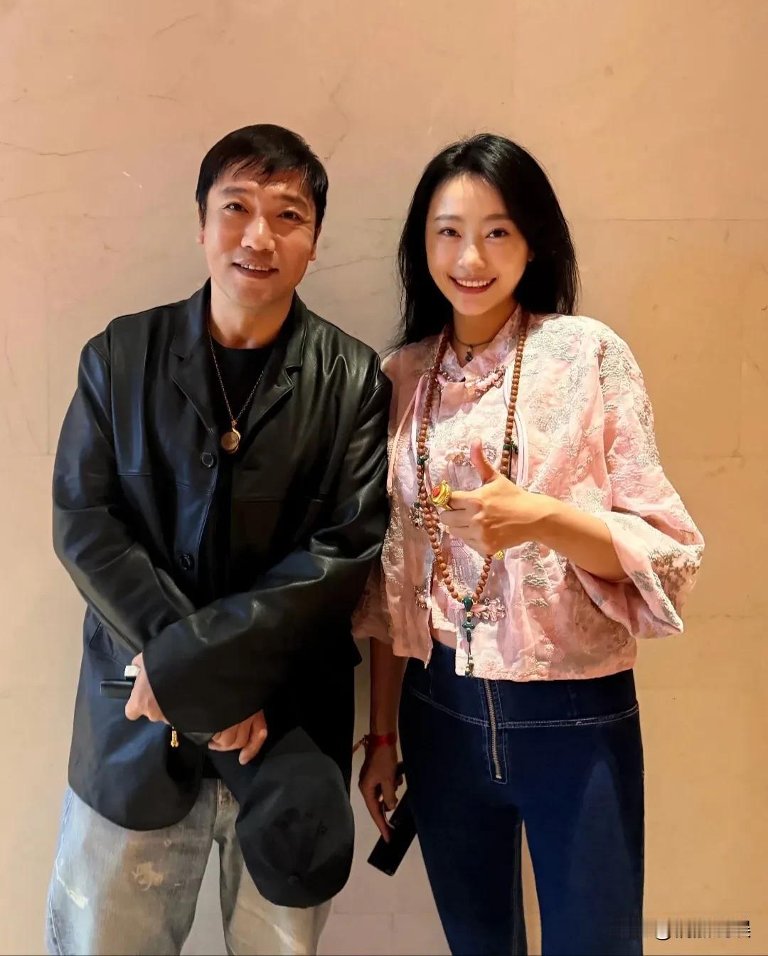 我现在是理解了为啥明星都拼命减肥了，确实看起来不一样啊！贾冰在辽宁录节目，和网