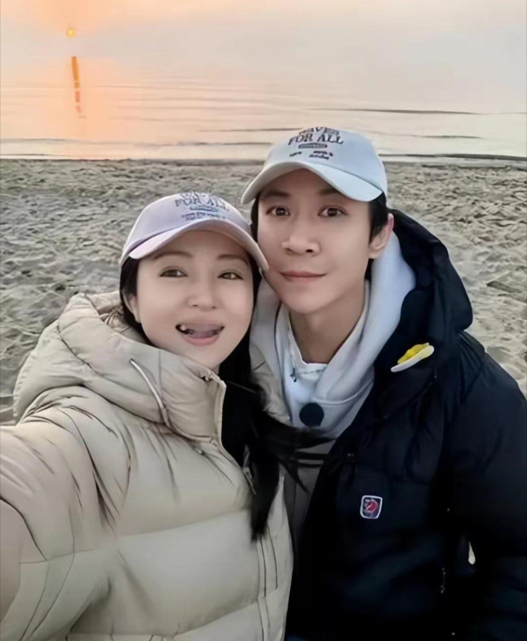 董璇一家现身三亚！小酒窝牵继父手玩水，张维伊抱小酒窝动作抢镜