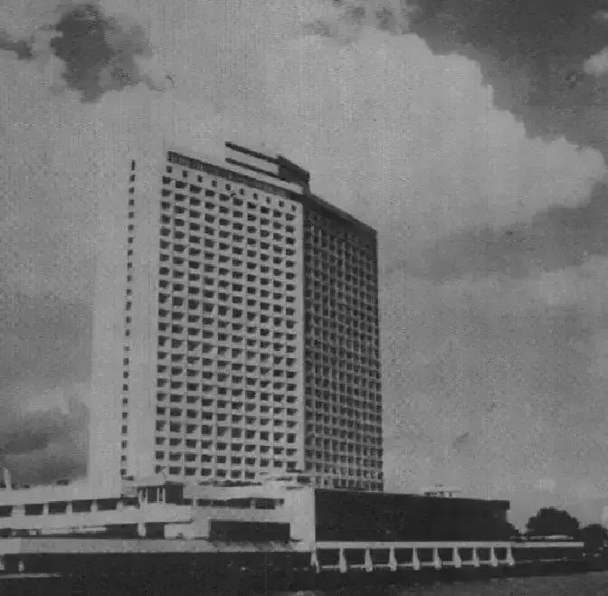 1982年，广州白天鹅宾馆被军方强制要求建立高射炮台，董事长霍英东无奈之下来到北京，托廖承志给叶帅诉