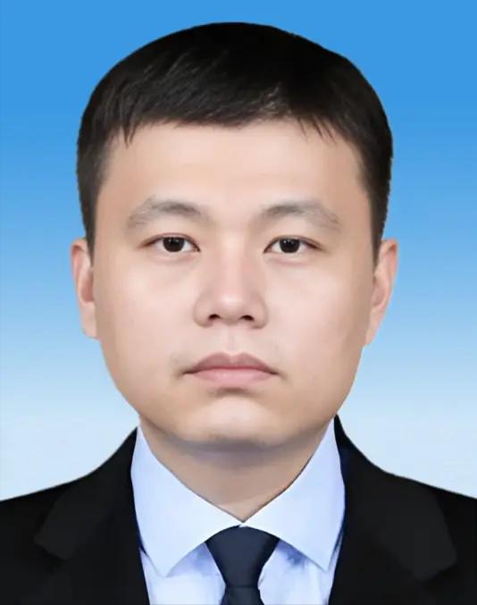 2006年，广东顺德海关的一位小公务员，晚上回家后偷偷地告诉妻子说：“老婆，我的