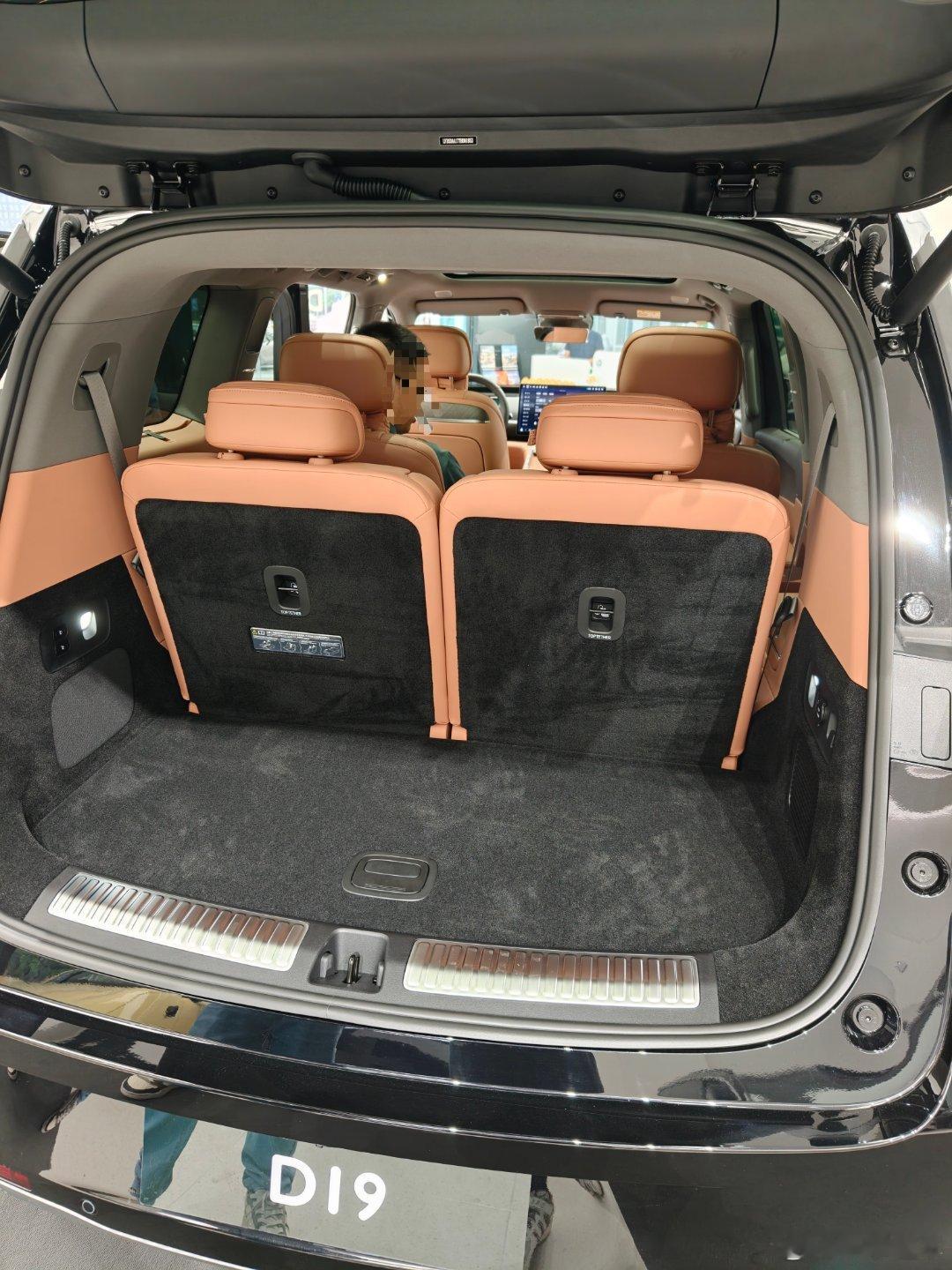 零跑D19的静态表现很棒，方向盘调节范围比之前大了很多，一二三排座椅舒适性也很好