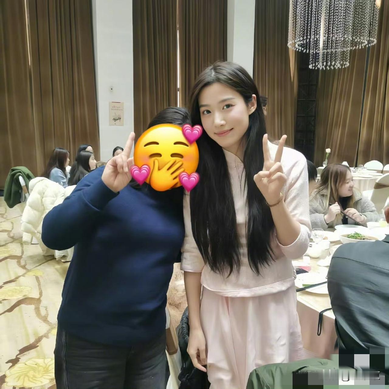 卢昱晓当伴娘被批太普通，网友这审判是不是太过分了！演员卢昱晓最近给朋友当伴娘，现