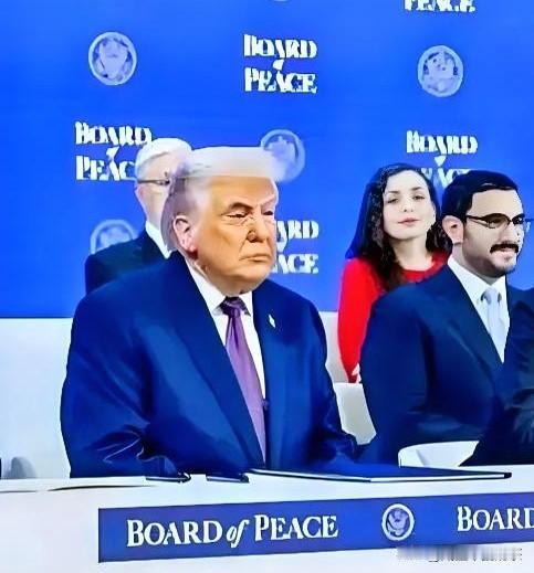 快80岁的特朗普彻底炸毛了，在“真实社交”平台疯狂刷屏，这回特朗普是真的急眼了