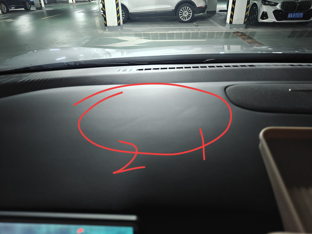 小鹏p7+仪表台发泡填充是否质量问题标题图一所示。晚上清理车子的时候。发现仪表