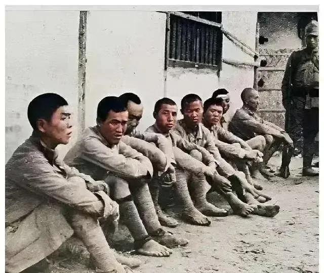 1943年，张思问被俘，日军让他去一个老乡家里推磨盘，哪知老乡却对他说：“小兄弟