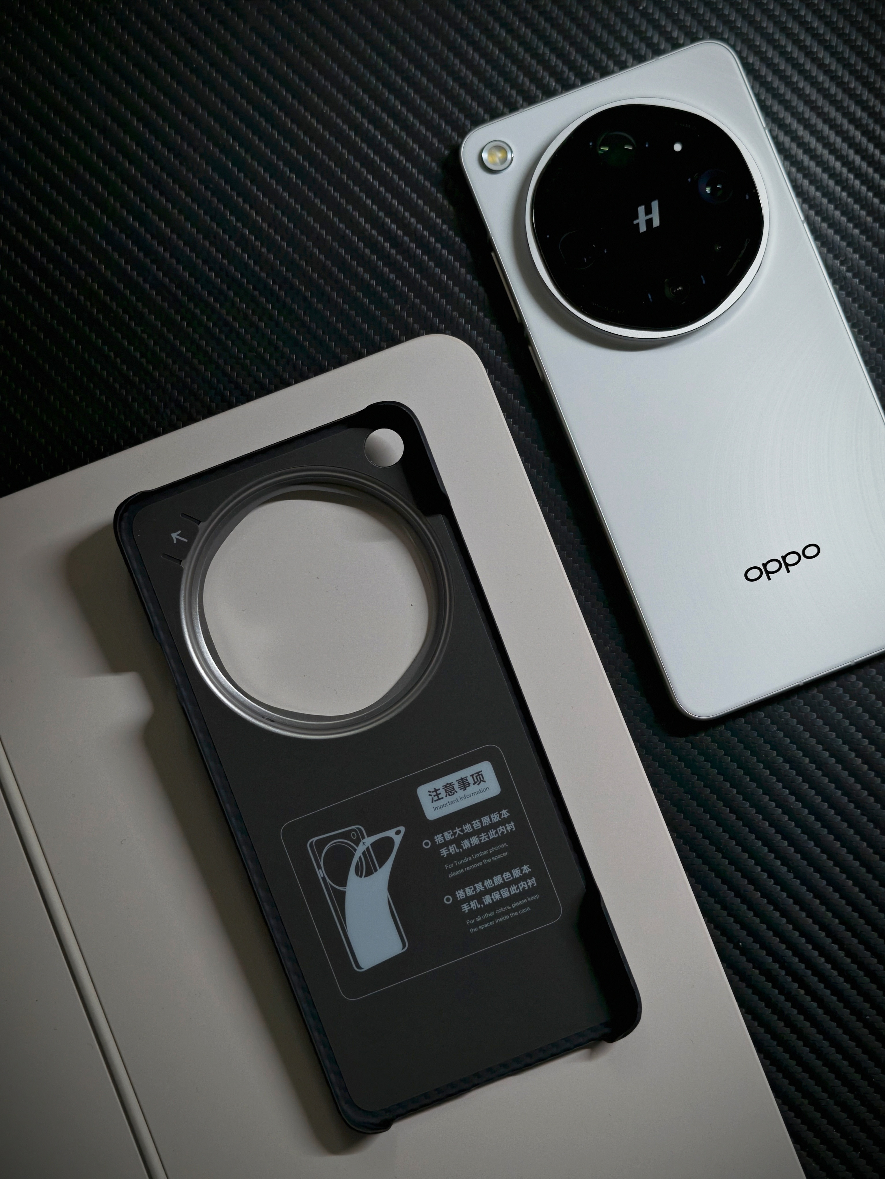 换了一个，这回闪光灯开孔不歪了。这次OPPOFindX9Ultra素皮跟玻
