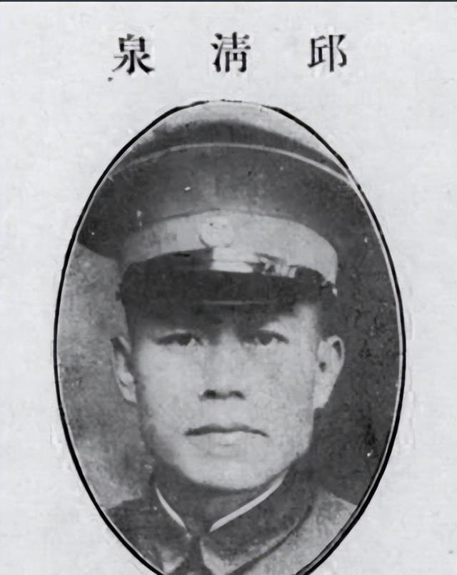 1949年，不可一世的邱清泉被击毙，据参谋长李汉萍回忆：他被击毙前就已经疯掉了，