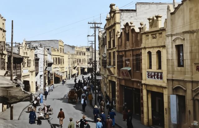 1930年，民国时期九江老城的繁华街景。街道两侧是中西合璧的骑楼式建筑，既有欧