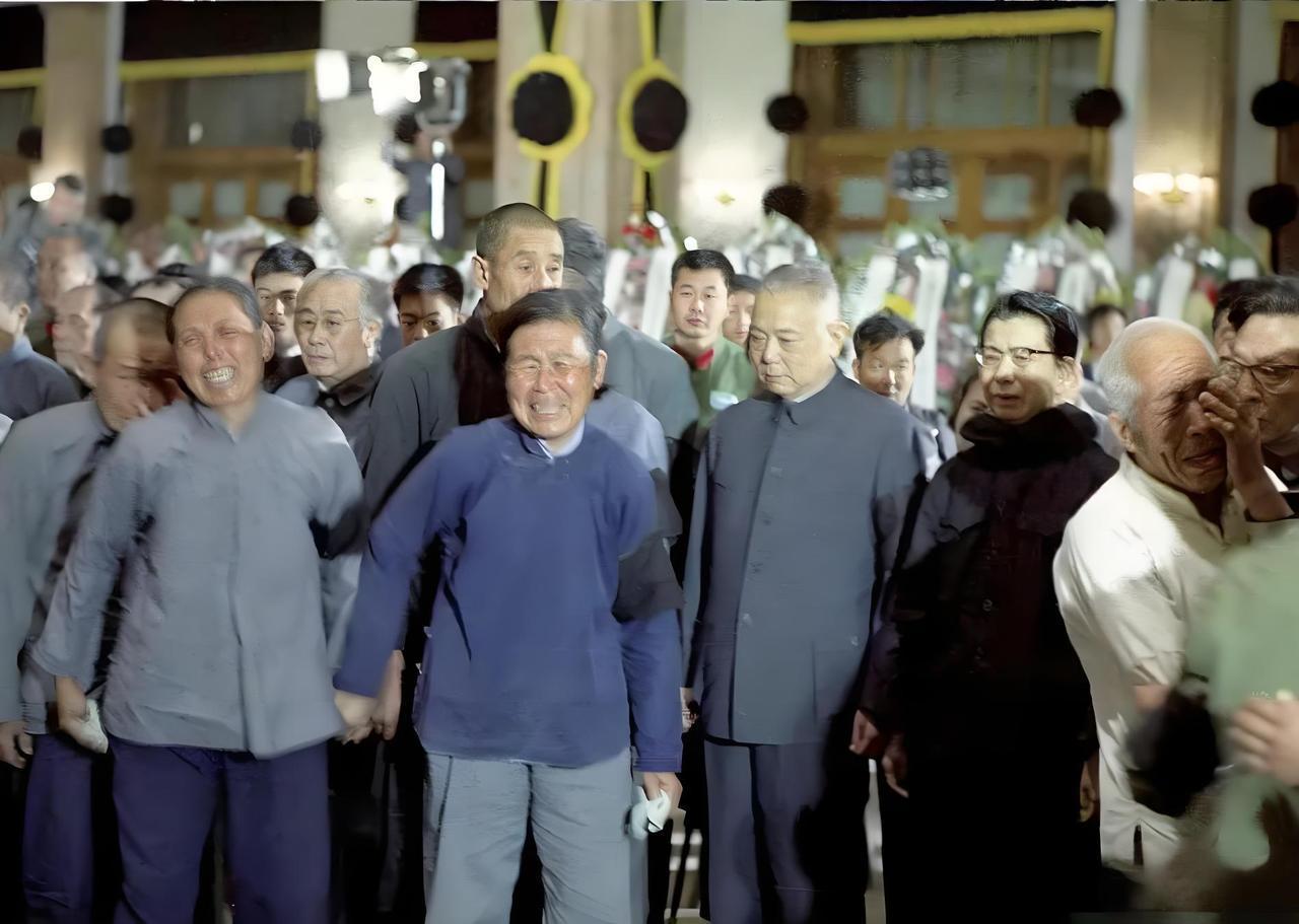 这张照片真是抓住了1976年中国最揪心的一刻！照片里，首都的群众穿着朴素的衣服—