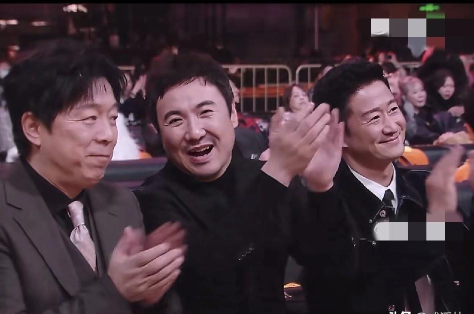 黄渤还没反应过来，沈腾已经冲出去了。一个搀扶杨幂的动作，看似绅士风度，实则撕开