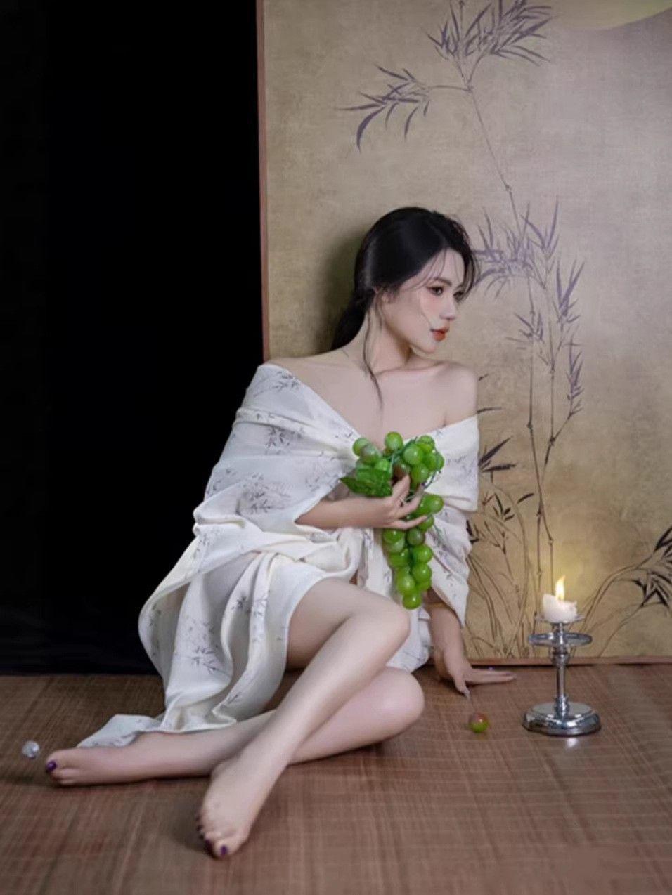 “静谧时光，一串葡萄，一盏烛光，一袭素纱，温柔如你。”🍇🔥💖晒图笔记大赛