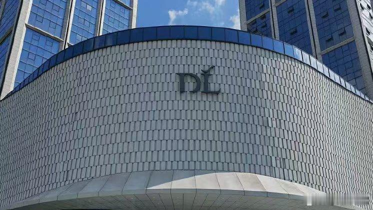 12月23日，新乡胖东来三胖店正式开始试营业，吸引大批市民前来打卡。社交平台上，