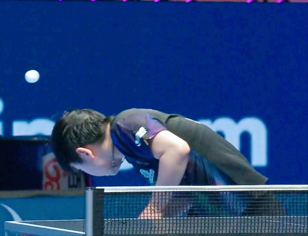 笑死我了！别看莎莎赛场霸气十足，内心还是个小姑娘。温特打高了，朝着莎莎冲