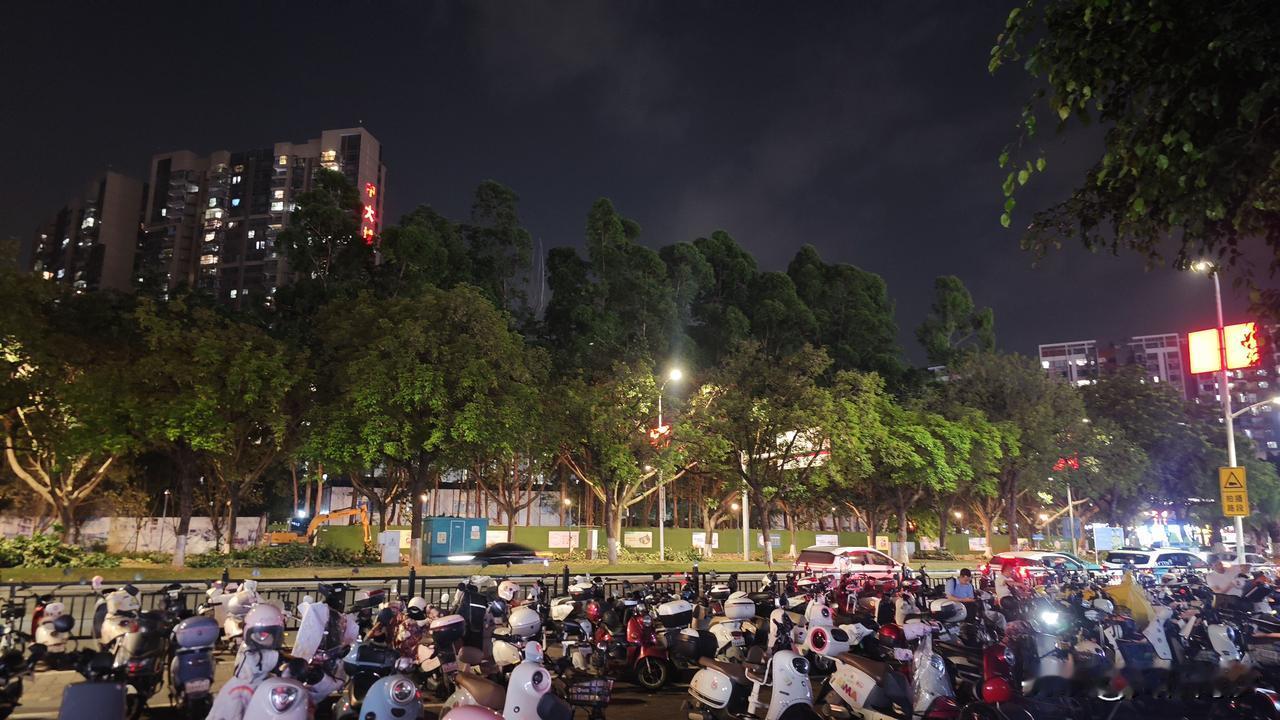 好咯好咯，南沙人行道加装路灯搞到万达这边了，从隽城一路过来万达对面的烂尾楼都亮起