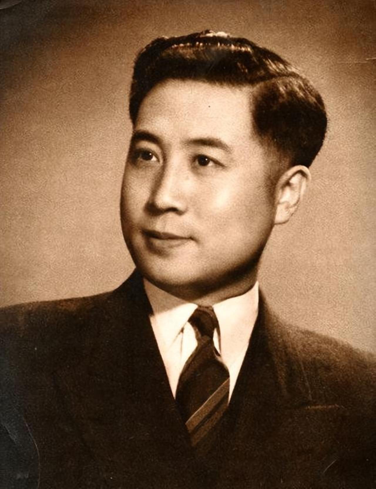 1949年，地下党被判死刑，临行刑前去上厕所，看守不耐烦地说：“快去快回”，地下